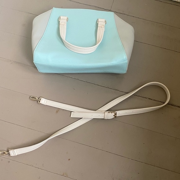 NWOT Guess purse - Picture 7 of 8